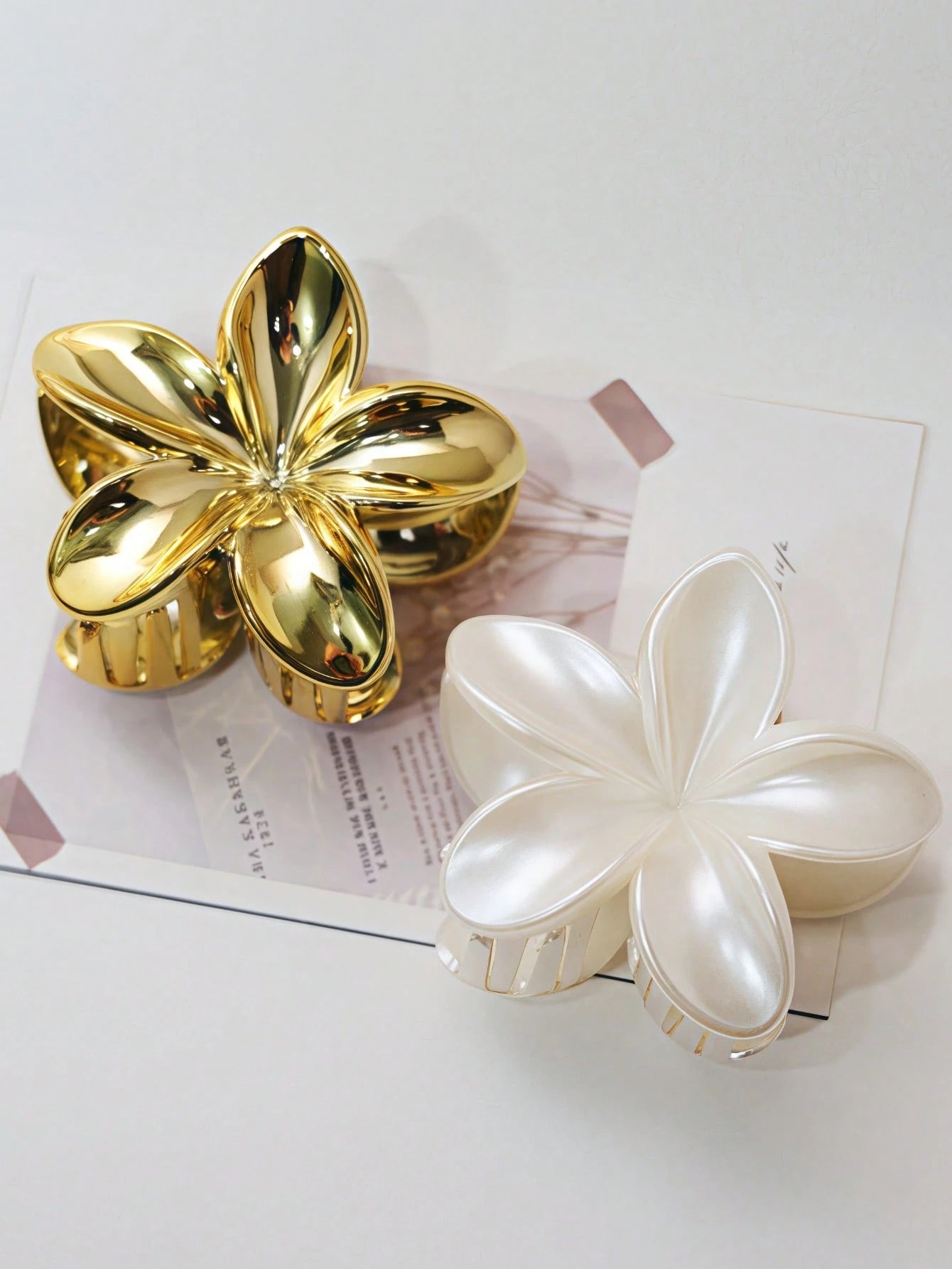 Large Acrylic Flower Hair Claw Clip – Elegant Chic Floral Accessory